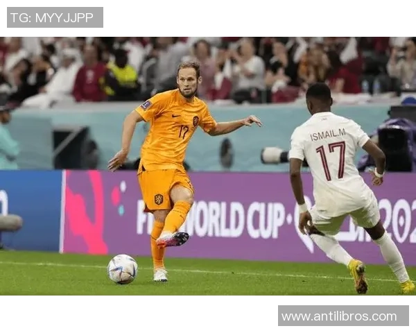 美国足球明星因抗议社会问题联合罢赛引发广泛关注与讨论