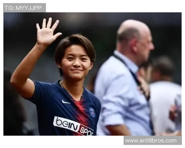 老头与足球明星互动视频引发热议网友纷纷点赞分享欢乐瞬间