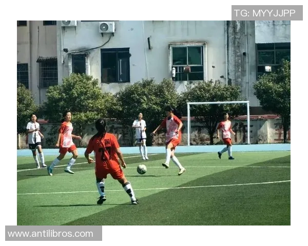 足球明星头顶球技艺大比拼展现惊人技巧与默契配合的精彩瞬间 足球明星头顶球技艺大比拼展现惊人技巧与默契配合的精彩瞬间