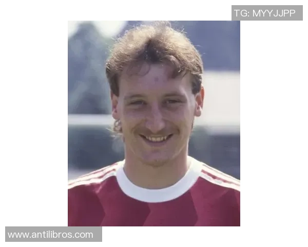 足球明星时代变迁对比图揭示传奇与新星的风采与成就 足球明星时代变迁对比图揭示传奇与新星的风采与成就